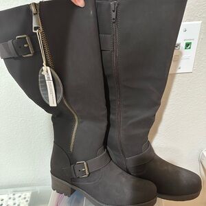 Brand new never worn brown boots, size 8M